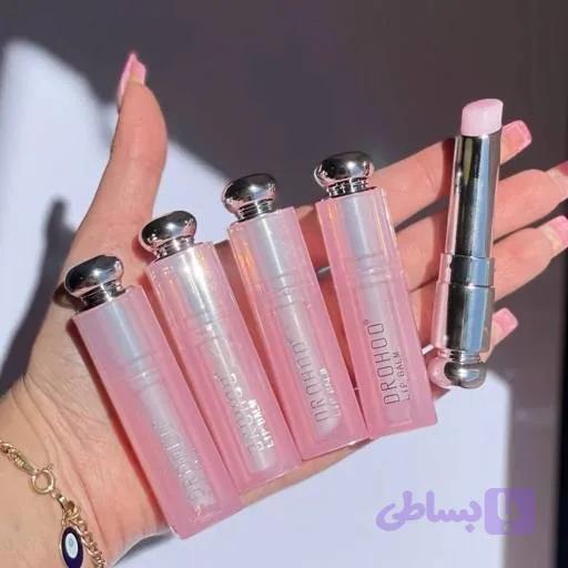 بالم لب طرح دیور : رنگ صورتی ملایم نرم و براق کننده لب رایحه خوثبو و میوه ای مرطوب کننده و آبرسان ماندگاری 24 ساعته قابل استفاده قبل و بعد از رژ تغذیه رسان بافت سبک و لطیف دارای رنگدانه های ملایم افزایش نرمی و لطافت پوست لب