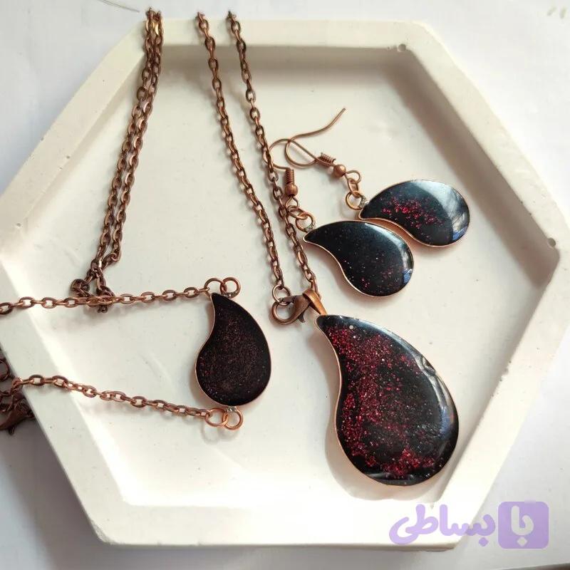 گردنبندو دستبند و گوشواره ست طرح ترمه شاین مشکی زرشکی جنس مسی