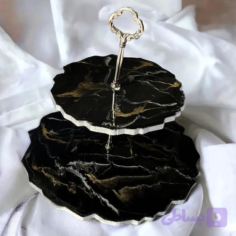 شیرینی خوری دوطبقه از جنس چوب ورزین رنگ مشکی بارگه های طلایی و نقره ای سایز25سانت