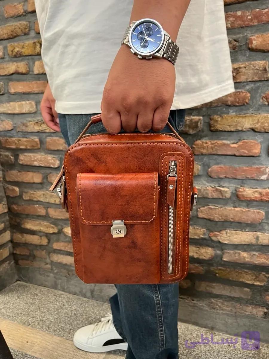کیف دوشی مردانه چرم گاوی دست‌رنگ | دست‌دوز، شیک و بادوام | شاه‌آرت ( کد 026) — تصویر 1