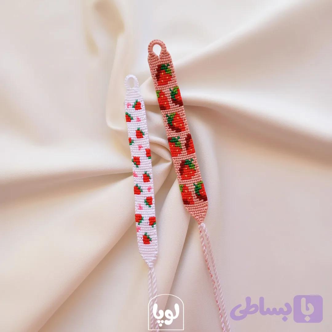 دستبند دوستی دخترانه طرح توت فرنگی رنگ سفید و کالباسی