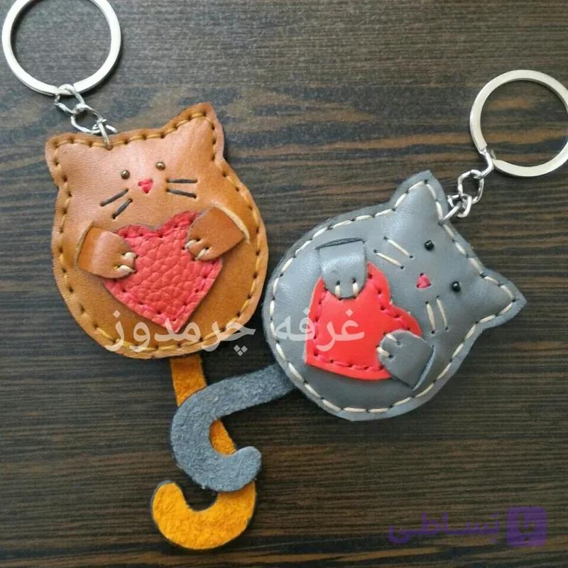 جاکلیدی چرم طبیعی جاکلیدی گربه عاشق جاکلیدی فانتزی جاکلیدی شیک و خاصدست دوز کد 2