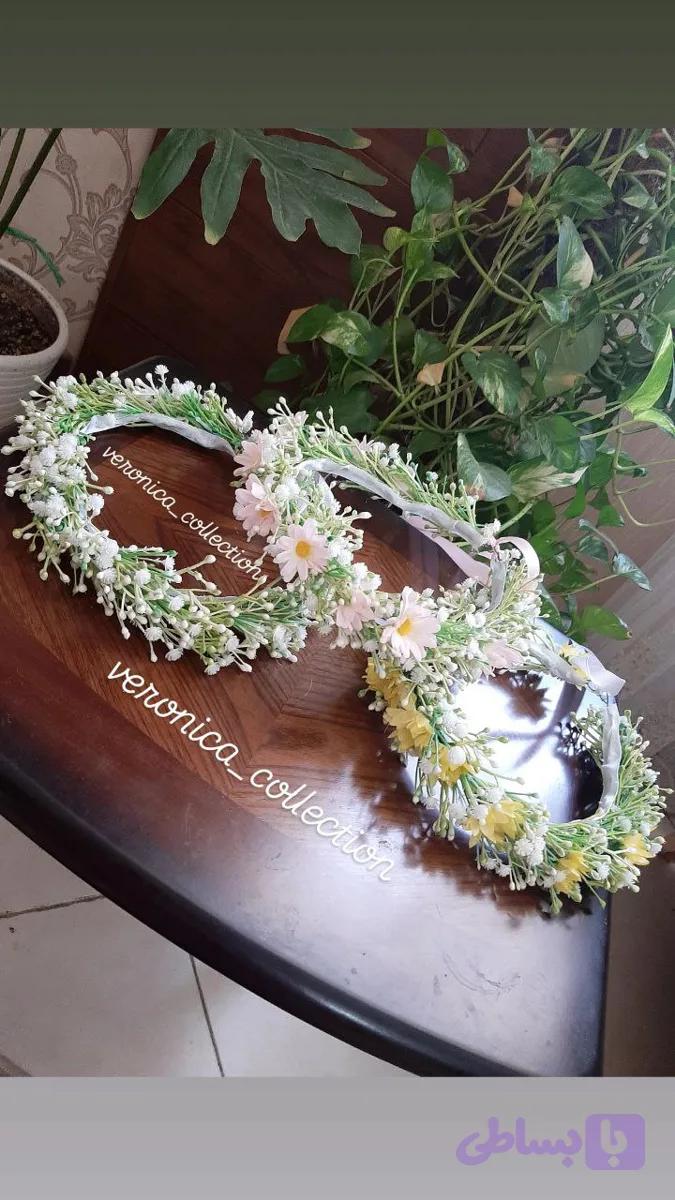 تاج گل کامل ژیپسو و بابونه در رنگ‌بندی متنوع