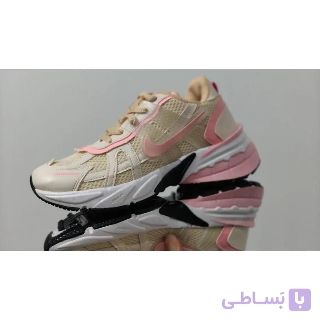کفش اسپرت دخترانه نایک مدل V2K رنگ کرم صورتی لژدار — تصویر 1