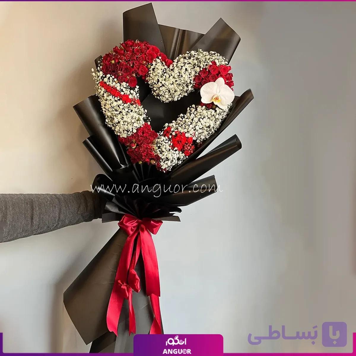 تک گل ارکیده در دسته گل قلبی — تصویر 1