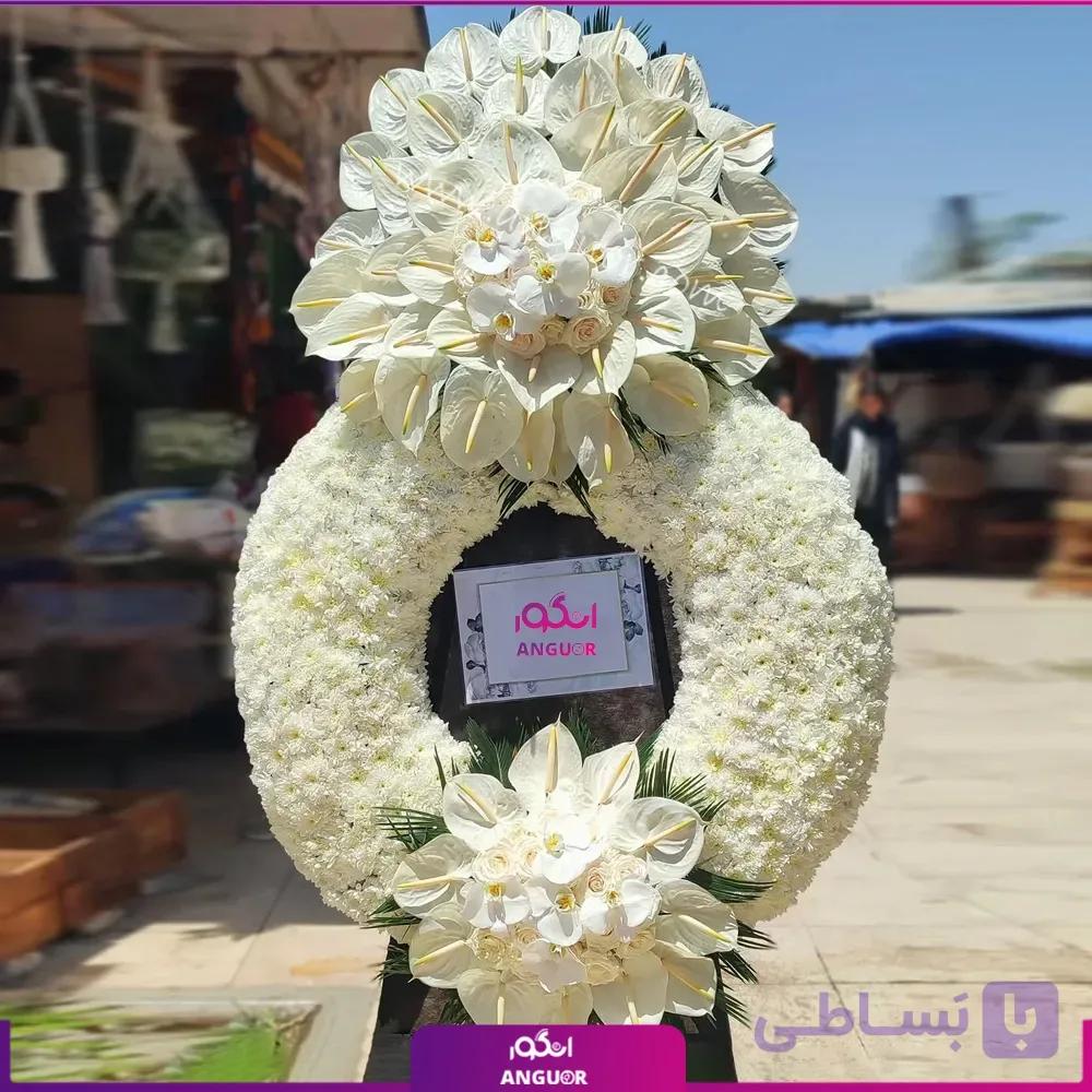 تاج گل ترحیم حلقه ای سفید با آنتوریوم و داوودی — تصویر 1