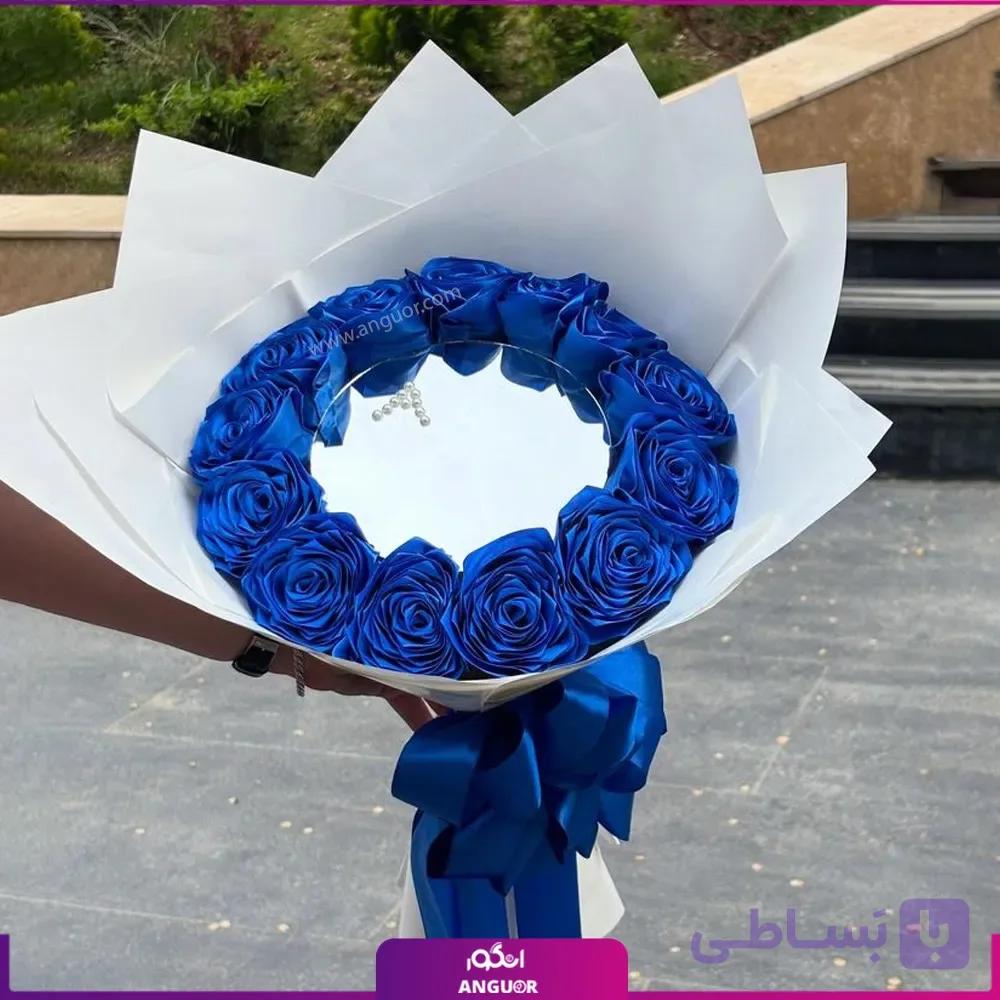 دسته گل رز آبی و آینه انعکاس