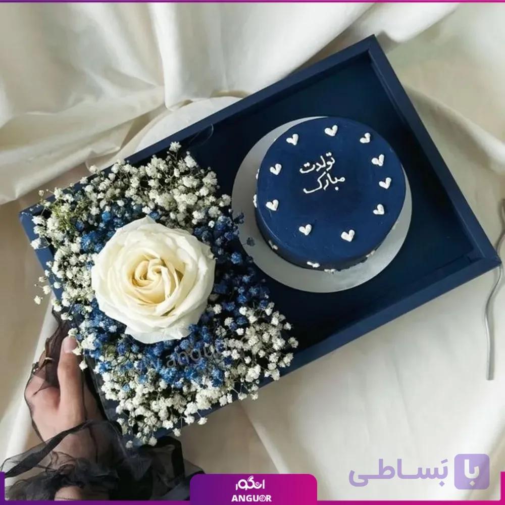 باکس گل و کیک تولد رویال بلو مردانه با تک رز سفید
