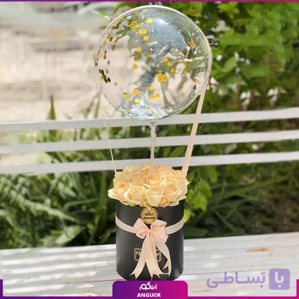 باکس گل 15 شاخه رز سفید و بادکنک