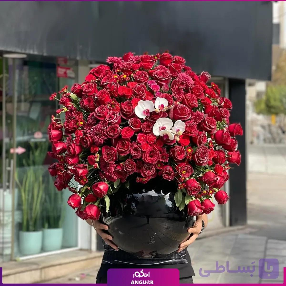 باکس 65 شاخه ای گل رز به همراه گل داوودی و رز میناتوری — تصویر 1