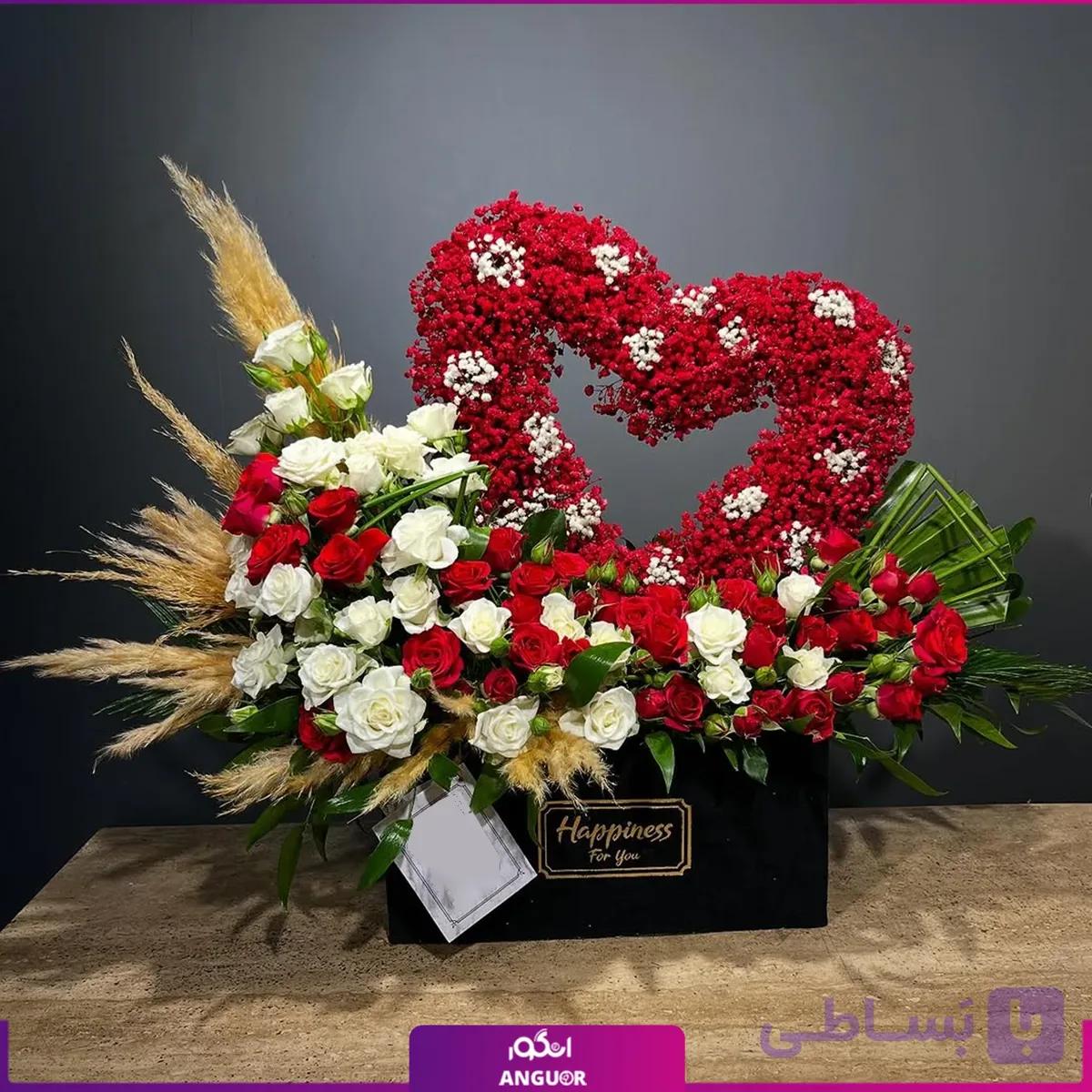 باکس گل رز به همراه استند قلبی گل عروس