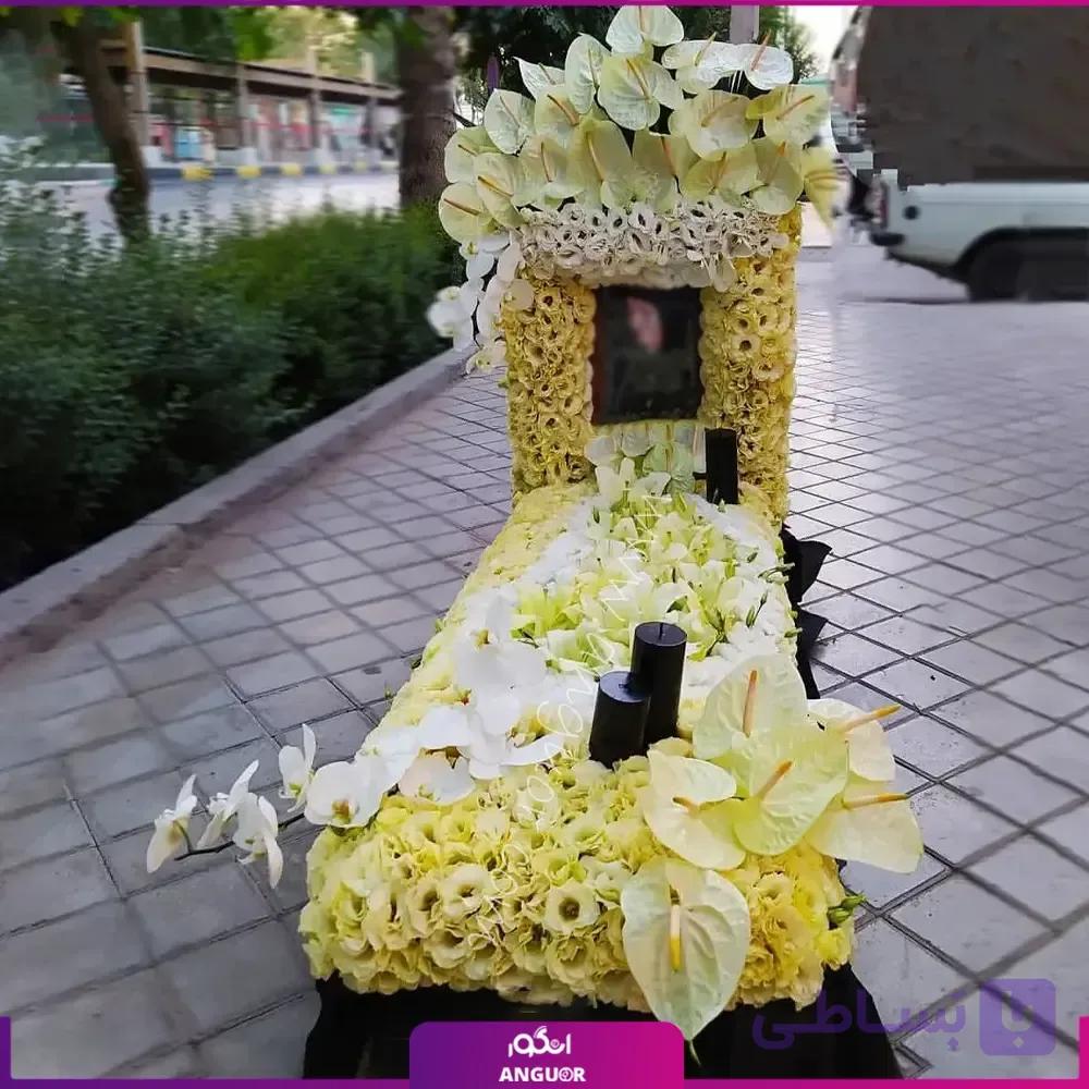گل‌آرایی دور سنگ قبر سوز غم — تصویر 1