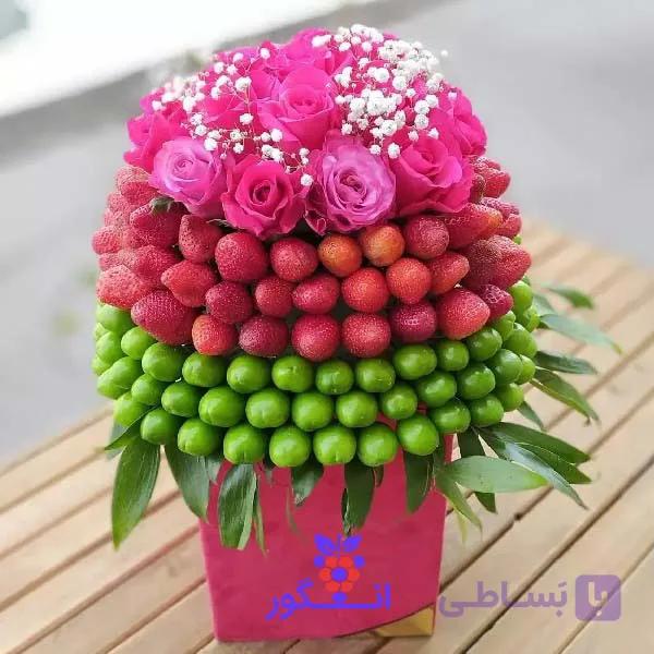 دسته گل نوبرانه توت فرنگی و گل رز