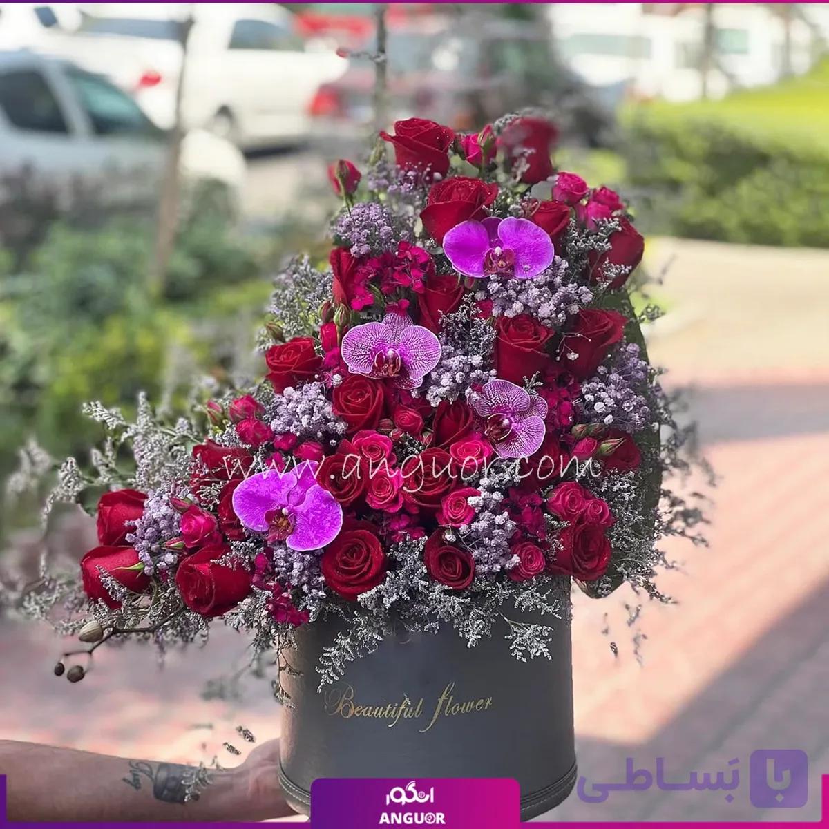 4 عدد گل ارکیده بنفش در باکس گل به همراه رز قرمز