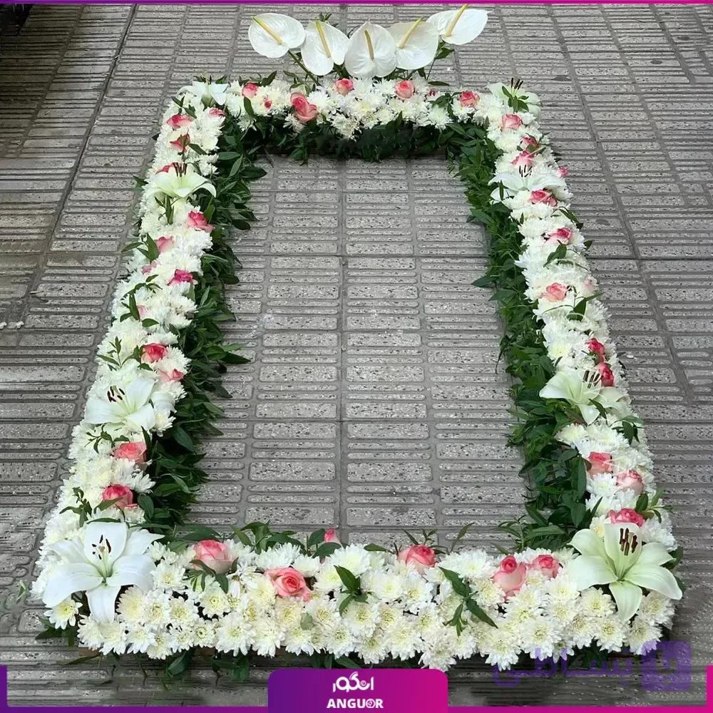 گل دور سنگ قبر اندوهگین — تصویر 1