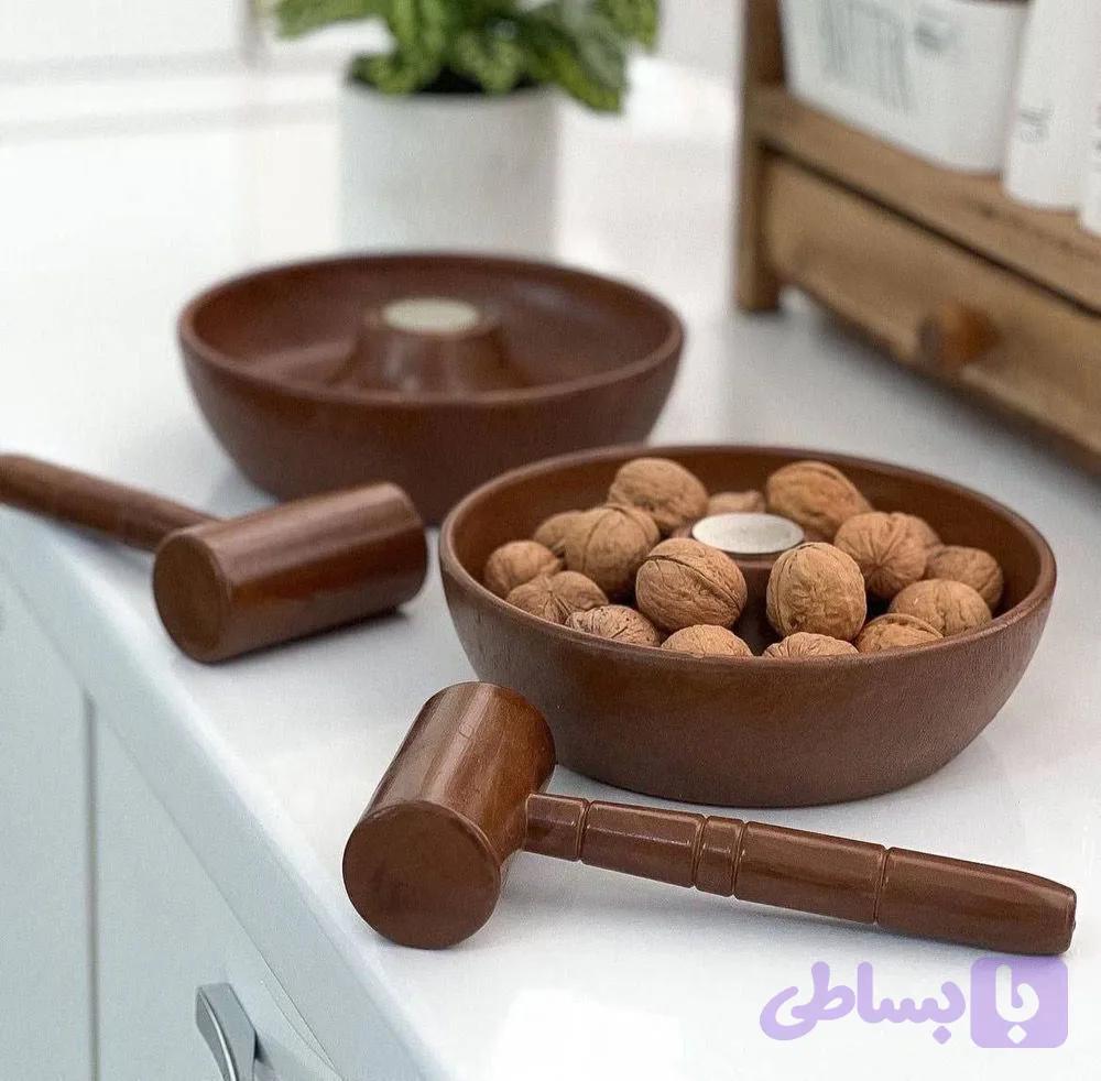ظرف گردوشکن طرح چوب به همراه چکش قهوه ای سوخته
