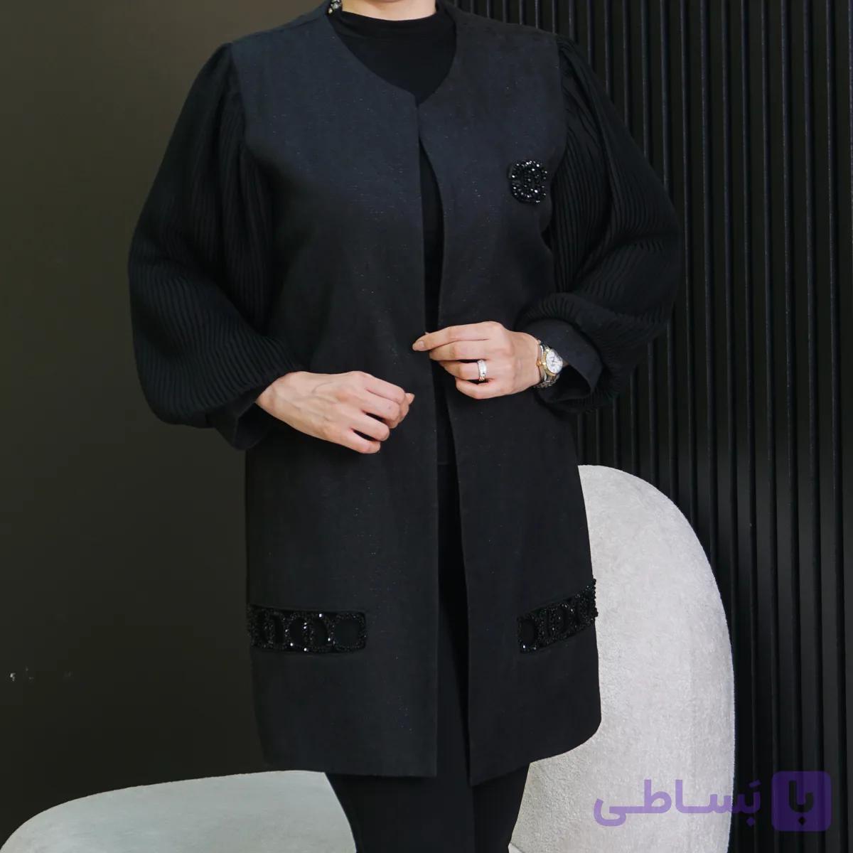 مانتو مجلسی مدل پارمیس با پارچه ژاکارد شاین و آستین پلیسه سنگ‌دوزی شده طراحی مزونی خاص زنانه