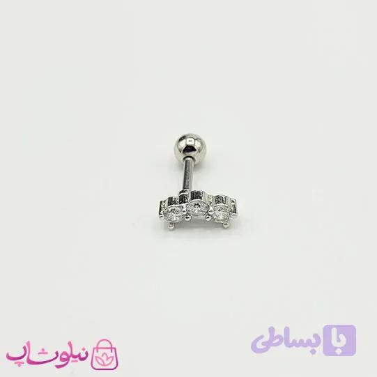 پیرسینگ گوش نقره‌ای طرح سه نگین‌ سفید