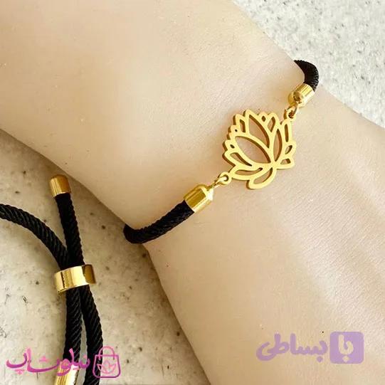 دستبند زنانه آسانسوری مشکی با پلاک طلایی گل نیلوفر کد 159