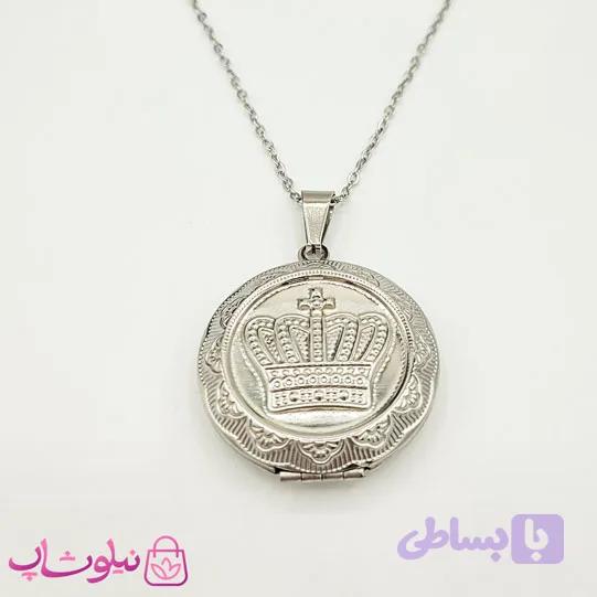 گردنبند لاکت دایره طرح تاج نقره ای — تصویر 1