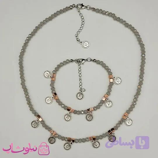 نیم ست زنانه دستساز برند N&SH مدل مهره های طوسی با پلاکهای الیزابت دوم کد 350