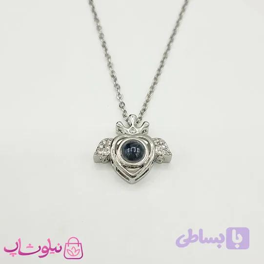 گردنبند دوستت دارم به صد زبان مدل قلب بالدار نقره ای — تصویر 1
