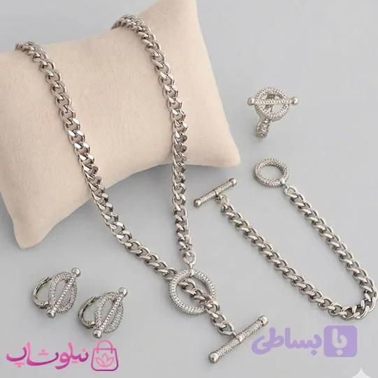 سرویس بدلیجات زنانه ژوپینگ نقره ای مدل کارتیه با قفل T و نگین پرسی کد 3400