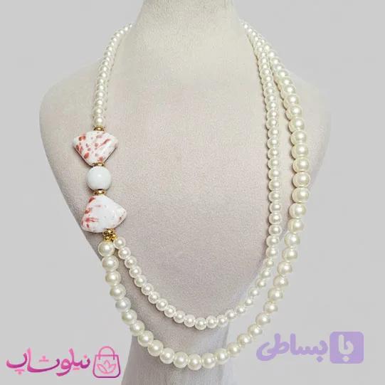 گردنبند زنانه دستساز برند N&SH مدل پاپیون با طرح مروارید دولاین کد 400
