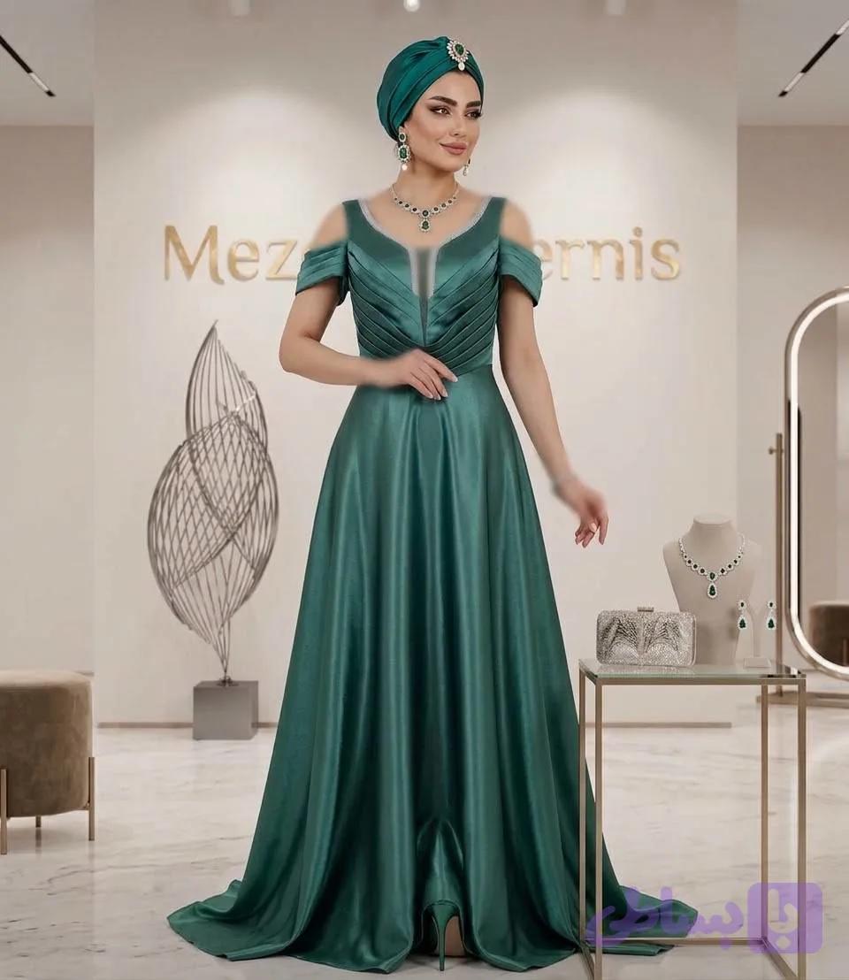 ماکسی مجلسی بلند سبز یشمی زنانه ترنیس مدل یقه هفت نگین‌دار _ کد ۴۲۶