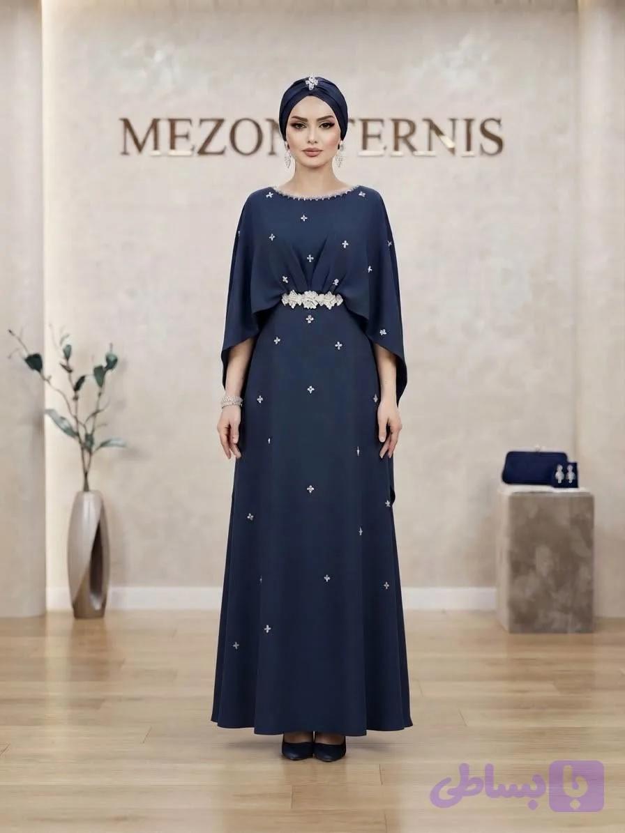 ماکسی مجلسی پوشیده زنانه ترنیس مدل شنلی با نگین‌های ستاره‌ای و کمر جواهردوزی _کد ۴۳۴
