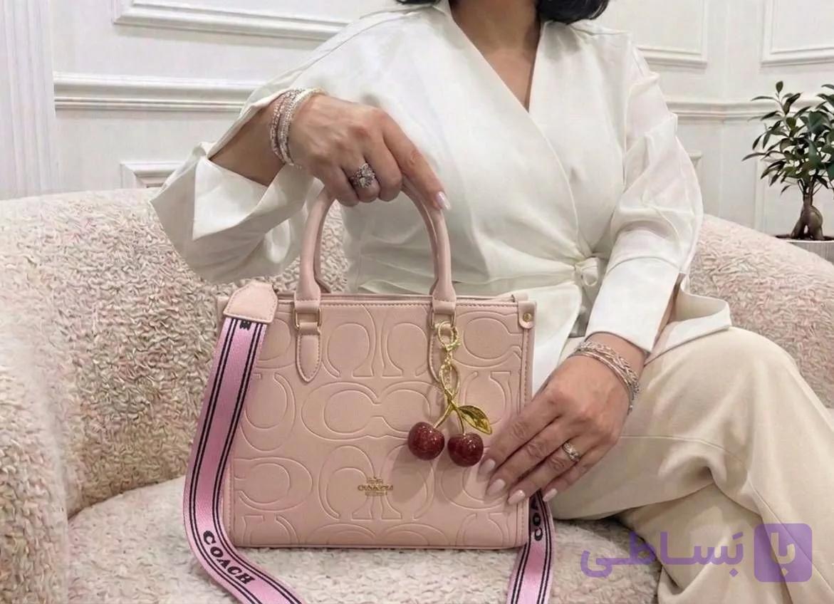 کیف دوشی زنانه coach به همراه آویز آلبالو
