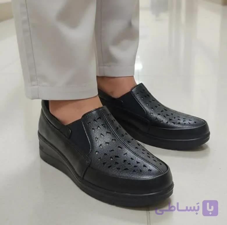 کفش طبی زنانه راحتی مشکی با رویه چرم صنعتی و پاشنه ۵ سانت مدل روزمره