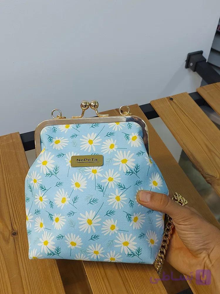 کیف دوشی زنانه بابونه ای زمینه آبی درب صندوقی — تصویر 1