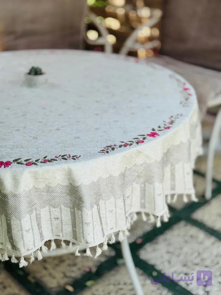رومیزی گرد مخمل شانل ضد لک طرح گل آرا کد 625 — تصویر 1