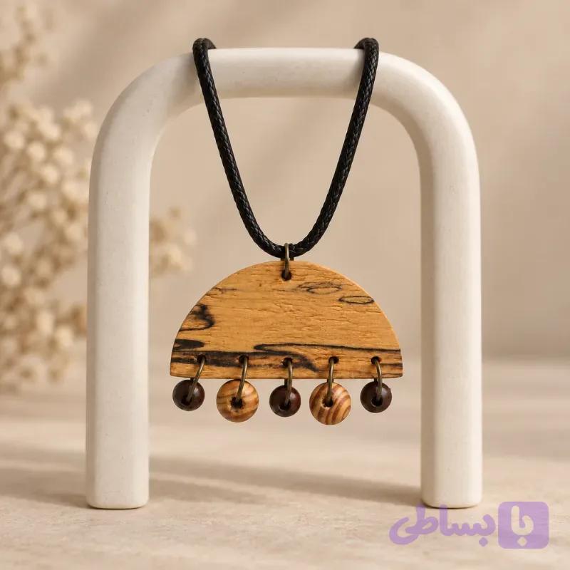 گردنبند چوبی دست ساز طرح نیم دایره آویزدار — تصویر 1