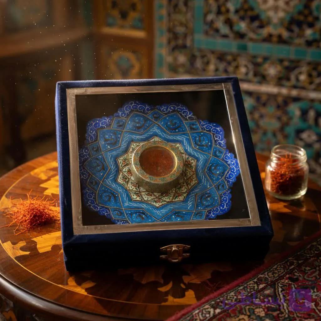 پک هدیه زعفران همراه با بشقاب ۱۶ میناکاری و جعبه خاتم کاری — تصویر 1