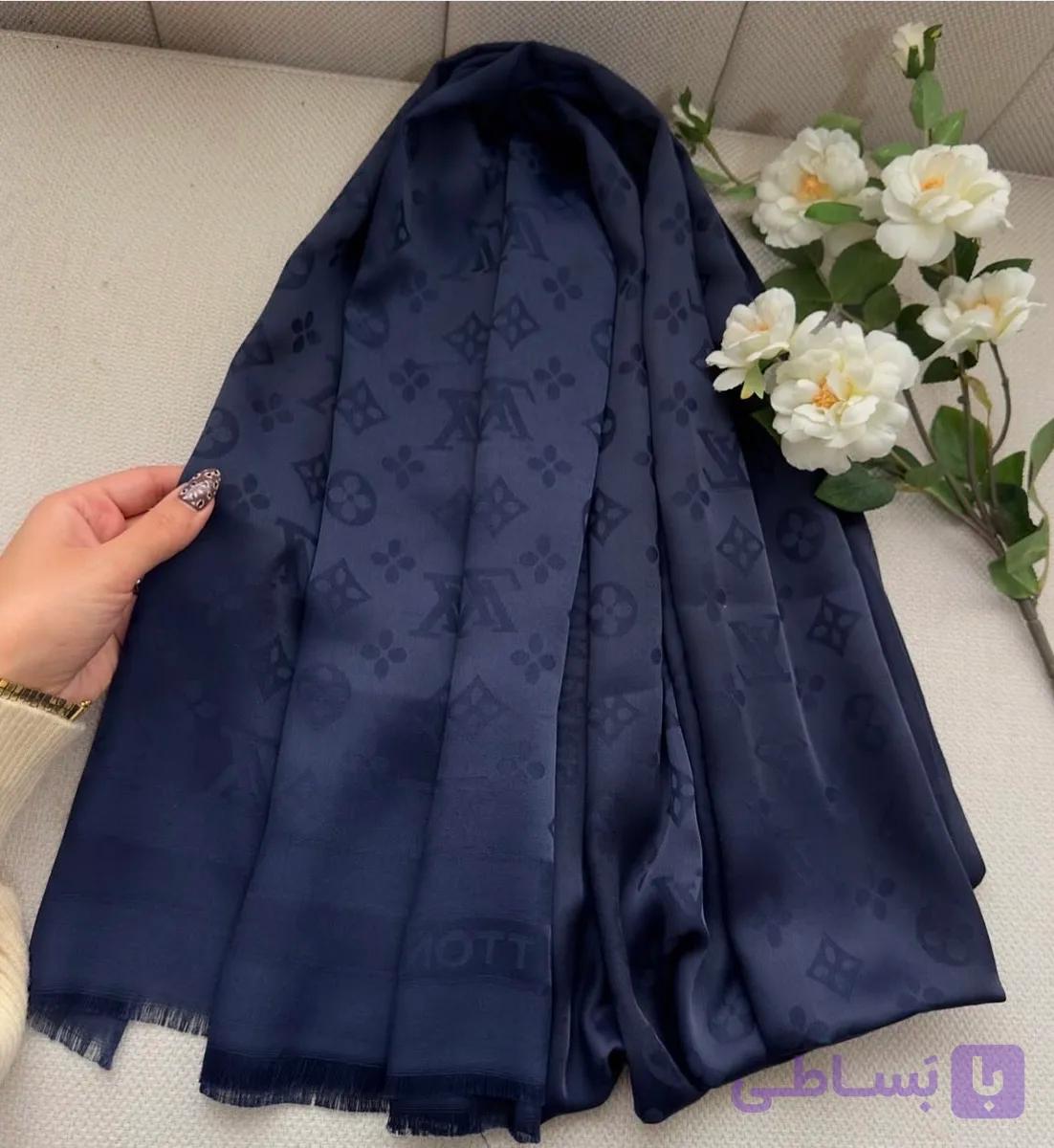 شال مشکی مارک لویی ویتون دارای رنگ بندی