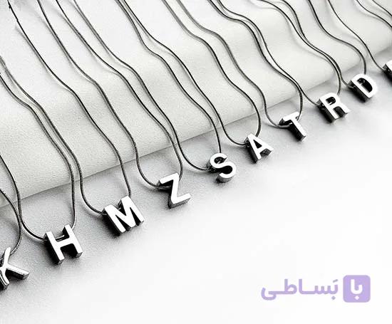 گردنبند حروف برجسته سه بعدی رنگ ثابت نقره ای — تصویر 1