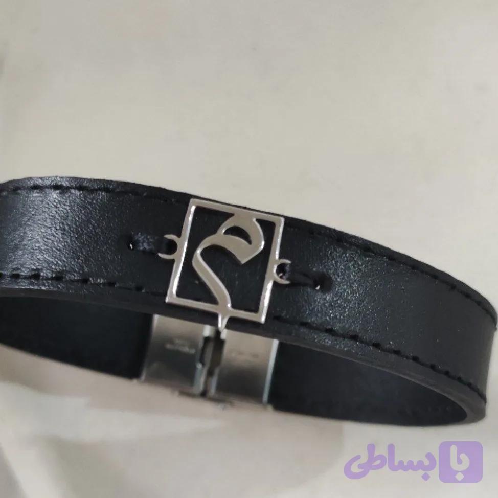دستبند چرم با پلاک استیل ( حروف دلخواه فارسی)