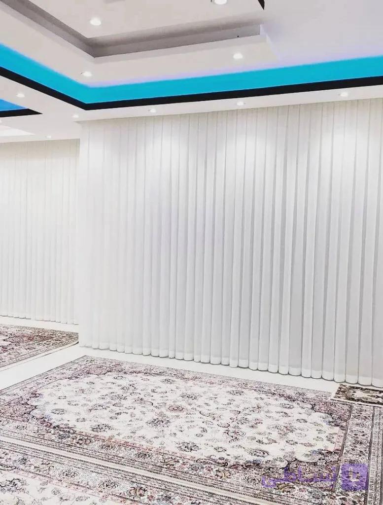 پرده پذیرایی مدل پلیسه جنس پرده حریر ساده برای پنجره 4متری و دو عدد دکور مخمل مدل پانچ