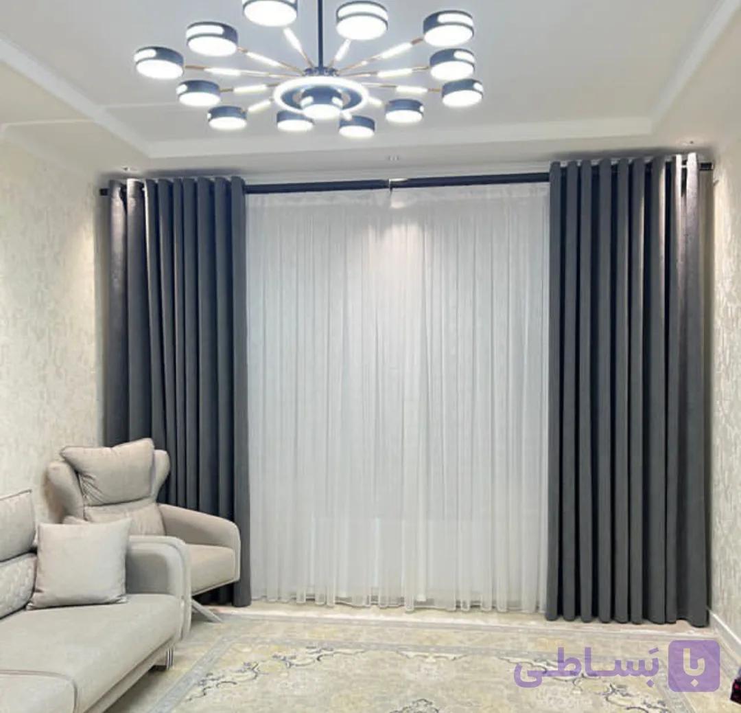 پرده پذیرایی حریر ساده و مخمل کالیفرنیا رنگ طوسی مدل دوخت پلیسه و مخمل ها بصورت پانچ برای پنجره 4متری چین هر طرف مخمل 4تا هستش