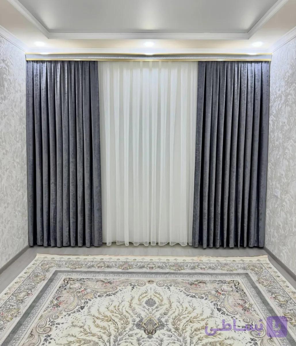 پرده پذیرایی حریر و مخمل شانل مدل پلیسه هر دو روی یک ریل نصب میشه عرض یک و نیم برای پنجره 3/5