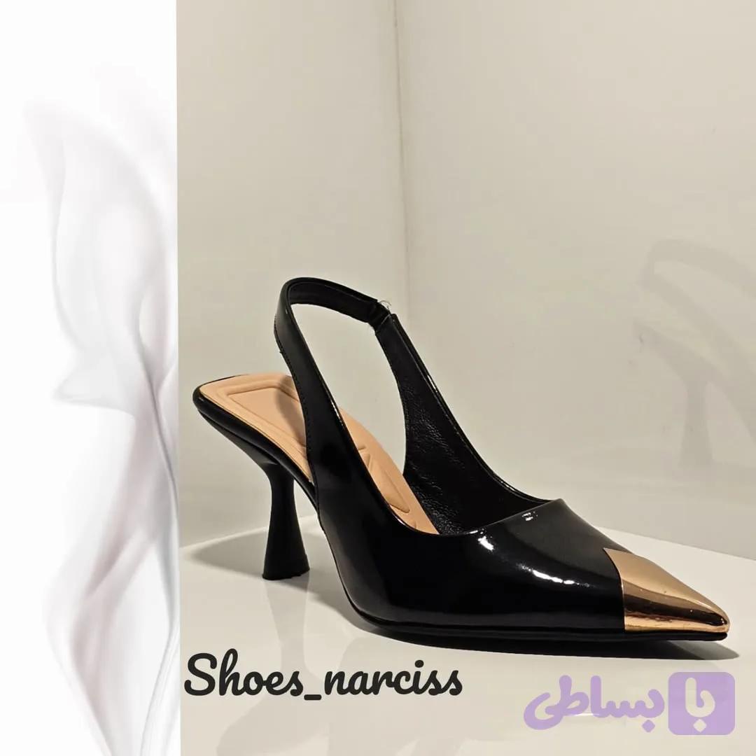 کفش زنانه ورنی مجلسی نوک فلزی پشت باز پاشنه 8سانت — تصویر 1
