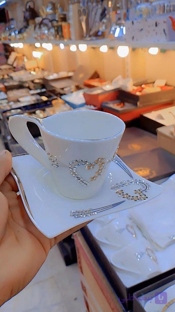 فنجان و نعلبکی سفید نگین‌دار فنجان قهوه خوری لاکچری و مجلسی — تصویر 1