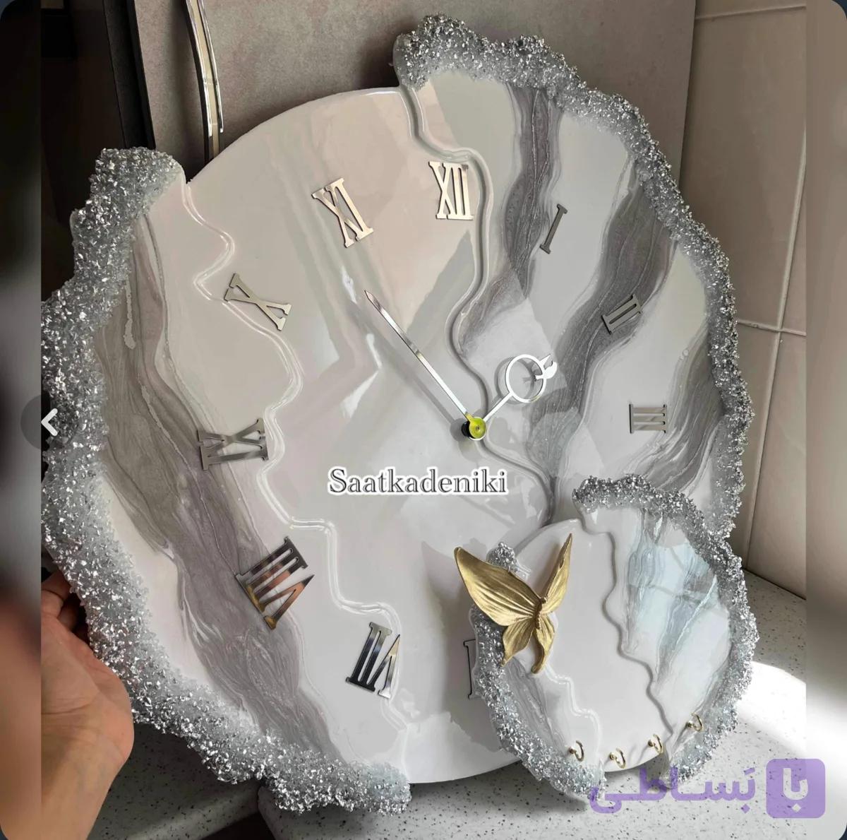 ساعت دیواری رزینی طوسی و سفید با کریستال نقره ای لوکس