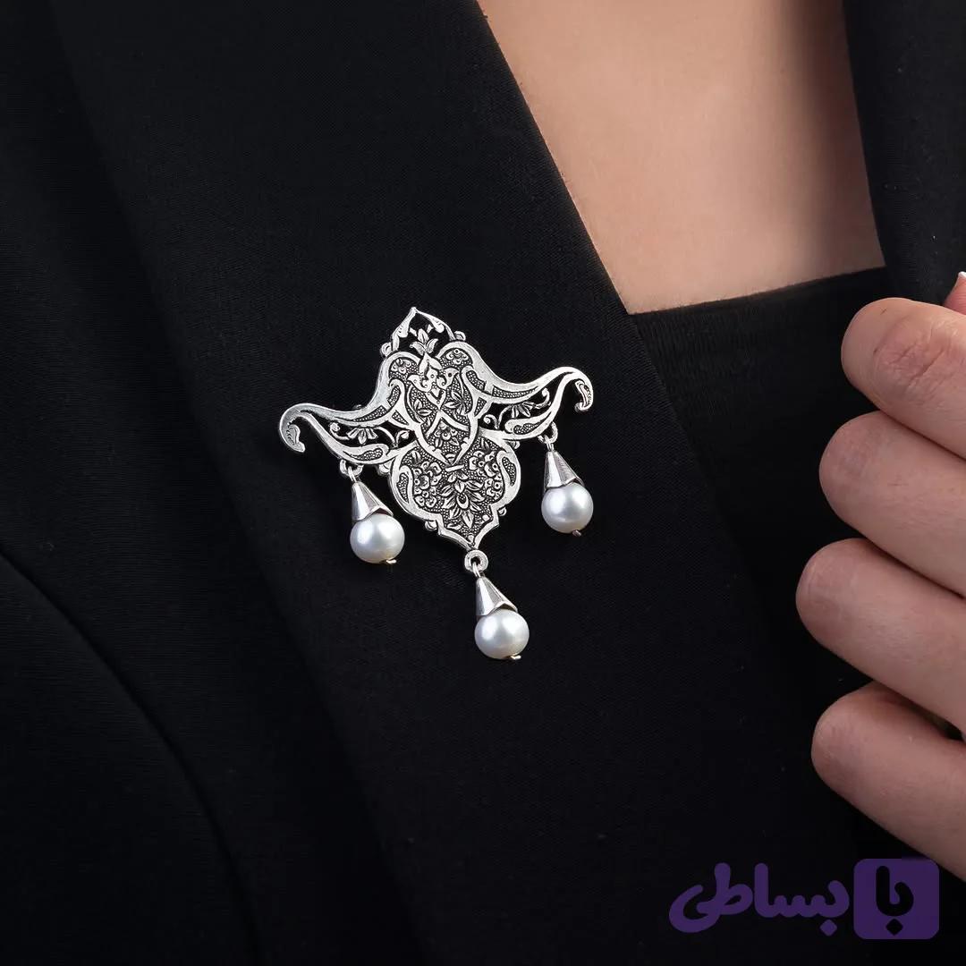 سنجاق سینه غزل مدل B11_ نقره _ مروارید طبیعی