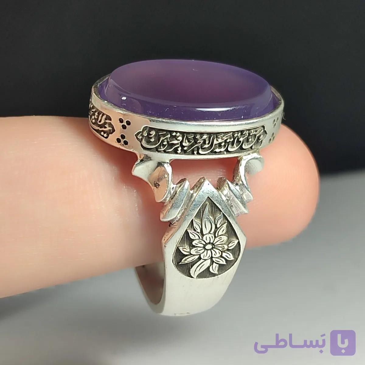 انگشتر نقره باسنگ عقیق سوسنی ذکر روی رکاب (ومن یتق الله) آیه جهت رزق و روزی بغل رکاب (طرح گل) کد 2335 — تصویر 1