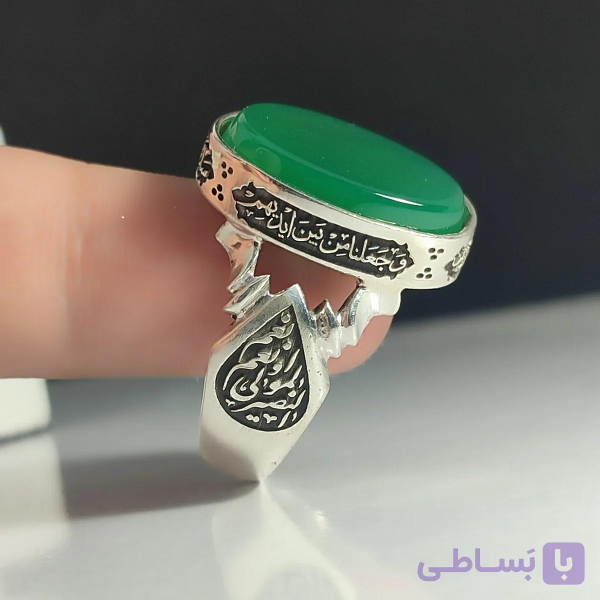 انگشتر نقره باسنگ عقیق سبز ذکر روی رکاب (صلوات حضرت زهرا) ذکر بغل رکاب (حسبنا الله ونعم الوکیل نعم المولا ونعم انصیر) کد 2325 — تصویر 1