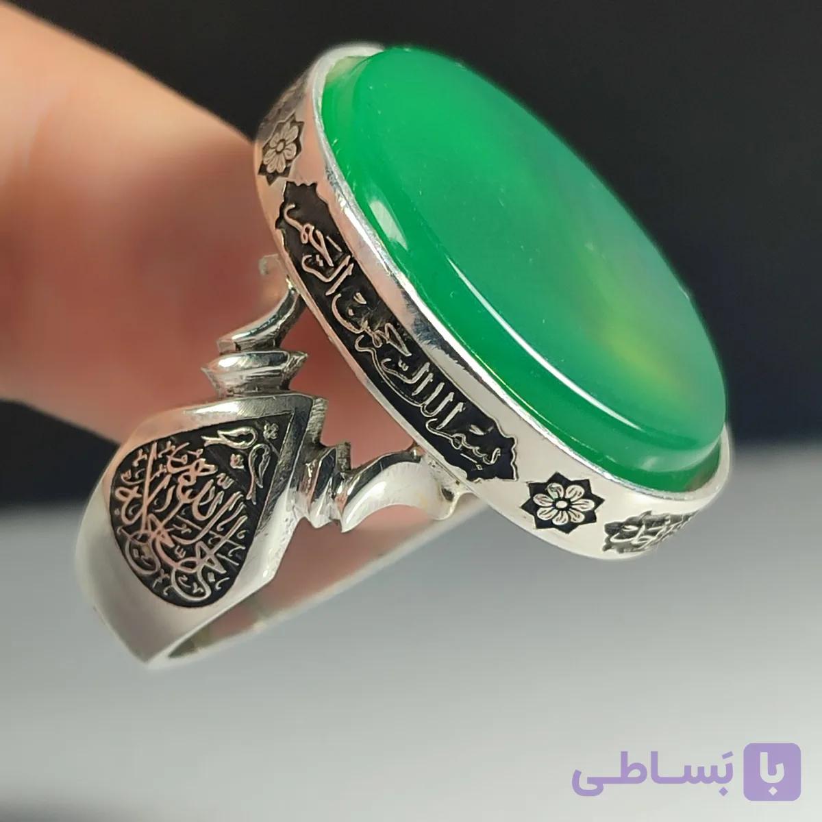 انگشتر نقره باسنگ عقیق سبز ذکر روی رکاب (سوره ی توحید) ذکر و بغل رکاب (الله جل جلاله) کد 2320 — تصویر 1