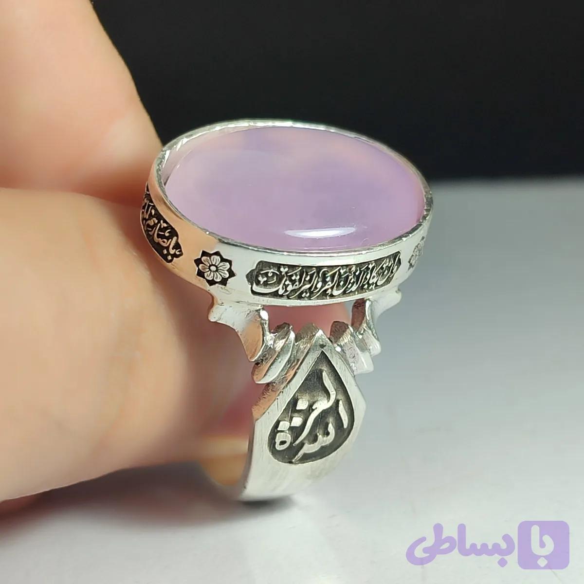 انگشتر نقره باسنگ عقیق سوسنی دور رکاب دعای چشم زخم بغل رکاب العزه الله و حسبی الله کد 2305 — تصویر 1